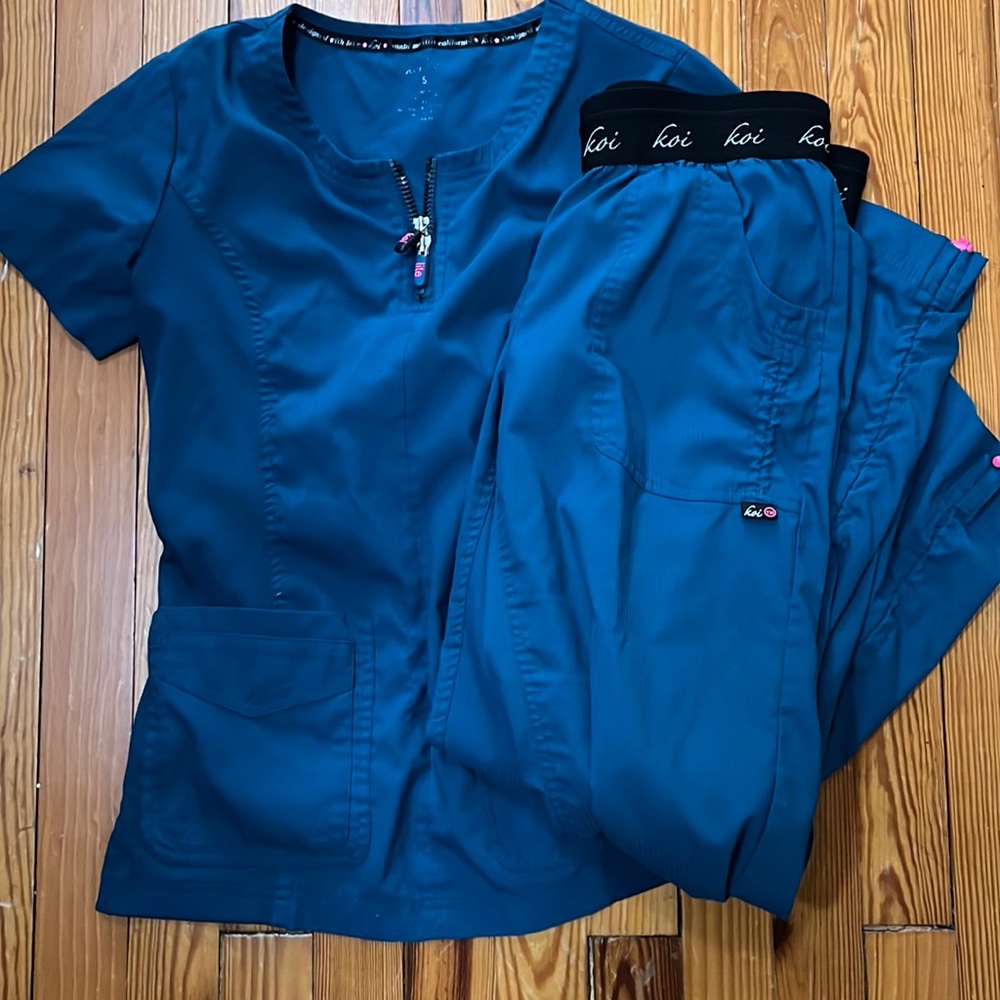 Koi lite scrub set small - pants are “petite”